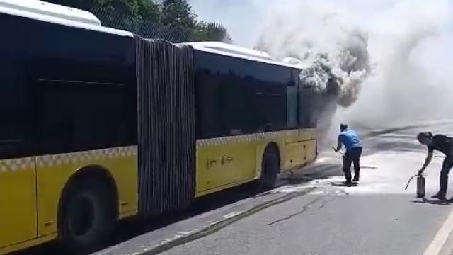 Seyir halindeki İETT otobüsünde yangın haber görseli