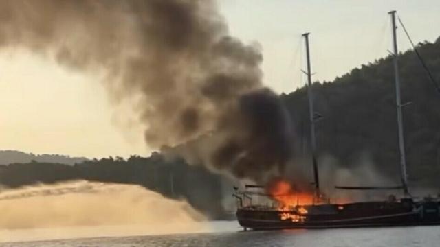 Göcek'te yanan tekne battı haber görseli