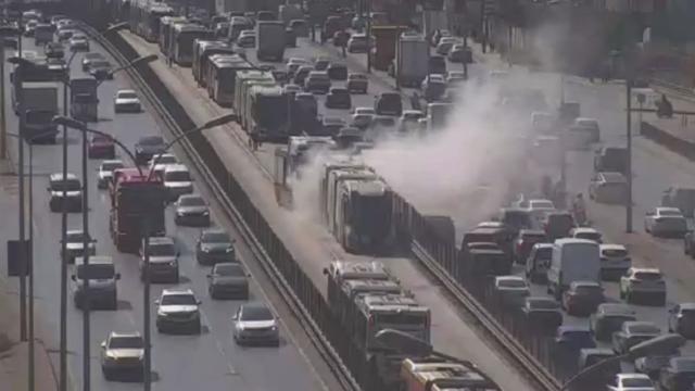 İstanbul'da metrobüste yangın haber görseli