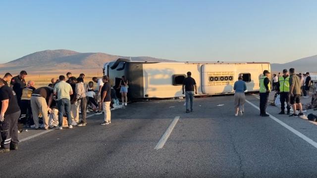 Kütahya'da yolcu otobüsü devrildi: 31 yaralı haber görseli