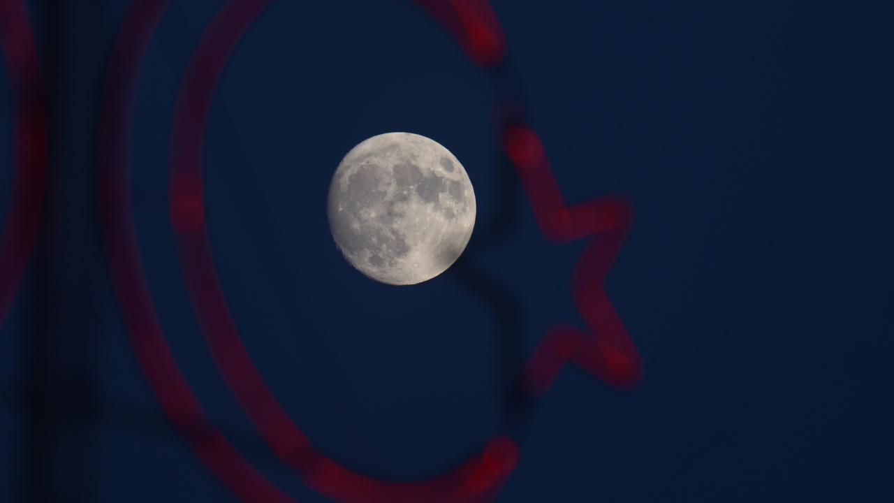 Düzce'de şişkin ay görüldü