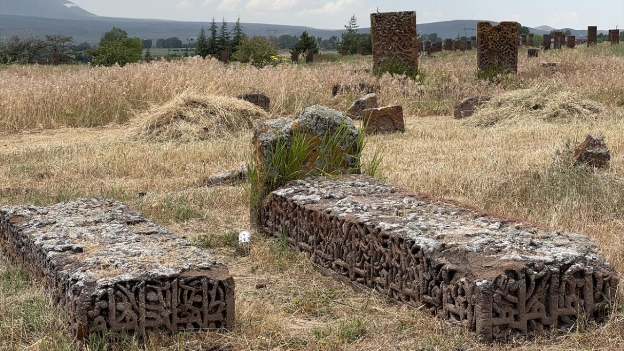 Selçuklu taş işçiliğinin zirvesi: Ahlat Selçuklu Meydan Mezarlığı