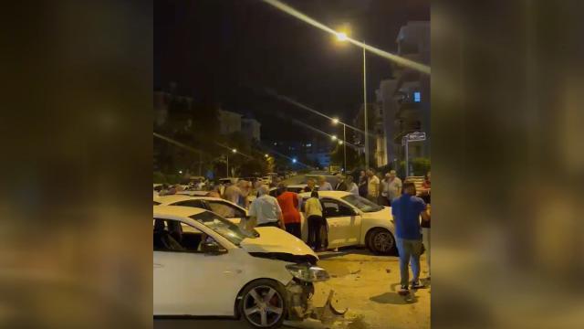 Ankara'da bir otomobil park halindeki araçlara çarptı haber görseli