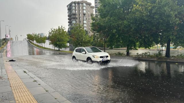 Başkentte sağanak etkili oldu haber görseli