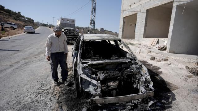 İşgalci İsrailliler, Batı Şeria'da 3 aracı kundakladı, elektrik hattına zarar verdi
