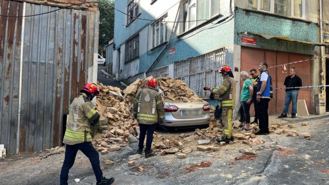 Beyoğlu'nda 2 katlı metruk bina çöktü haber görseli