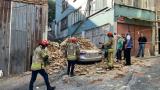Beyoğlu'nda 2 katlı metruk bina çöktü