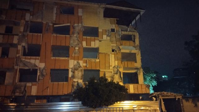 İstanbul'da kentsel dönüşüm kapsamındaki binanın balkonları ile duvarı çöktü haber görseli