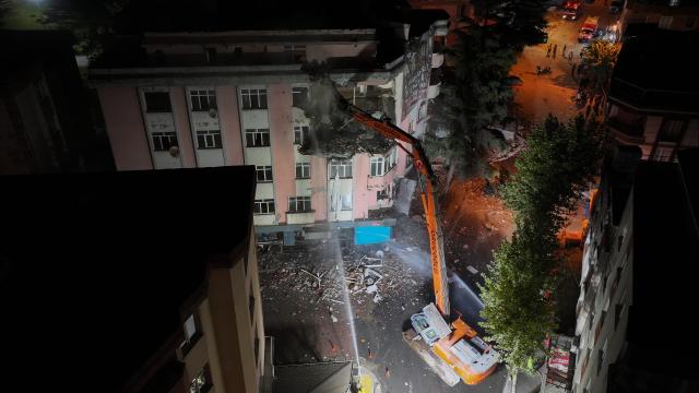 Bahçelievler'de çöken binanın yanındaki riskli yapının yıkımına başlandı haber görseli