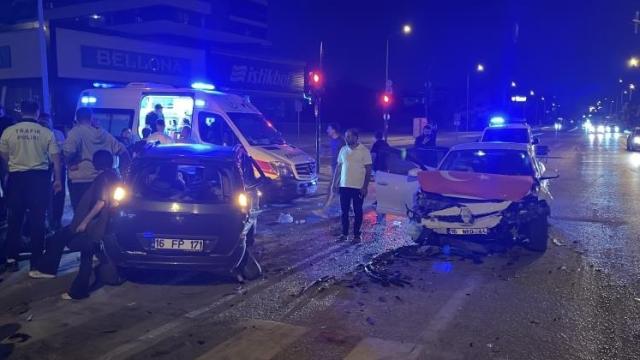 Bursa'da iki otomobilin çarpıştığı kazada 7 kişi yaralandı haber görseli