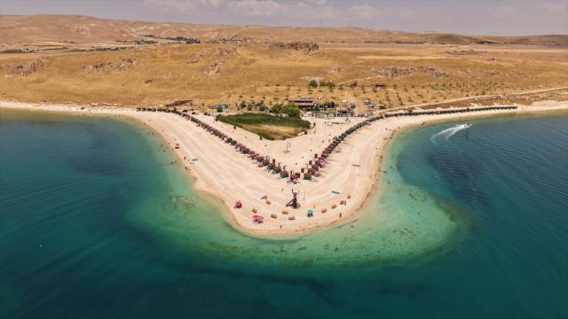 Van Gölü'ndeki Çakıl Adası serin suyu ve doğal güzellikleriyle ziyaretçilerini ağırlıyor