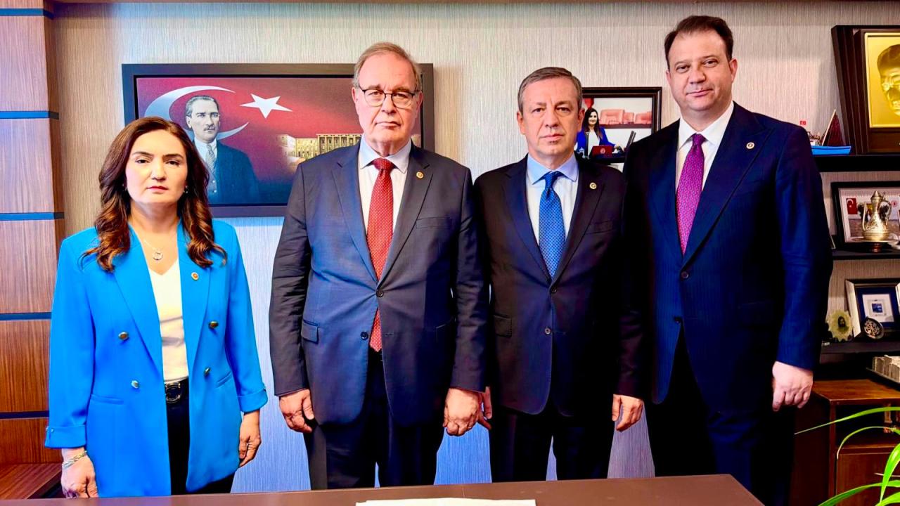 CHP Grup yönetimi Çerçeve Kanun Teklifini imzaladı