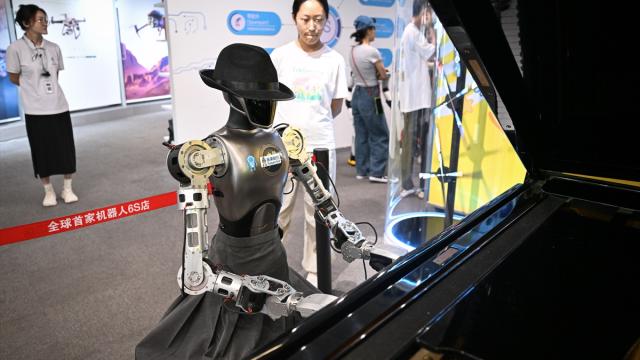 Çin'de dünyanın ilk "robot 6S" merkezi hizmete açıldı