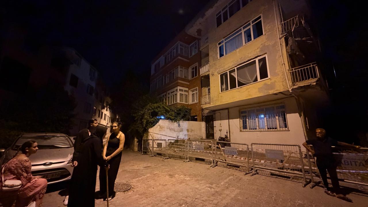 Üsküdar’da 4 katlı binanın balkonunda kısmi çökme meydana geldi