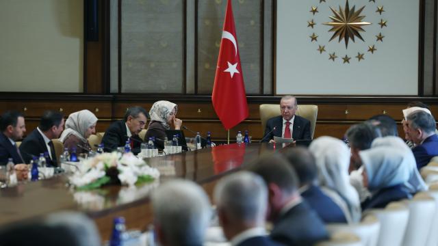 Cumhurbaşkanı Erdoğan, okul saldırısında hayatını kaybeden öğrencilerin velilerini kabul etti haber görseli