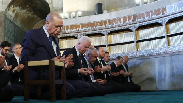 Cumhurbaşkanı Erdoğan: Ayasofyanın dirilişi mübarek olsun haber görseli