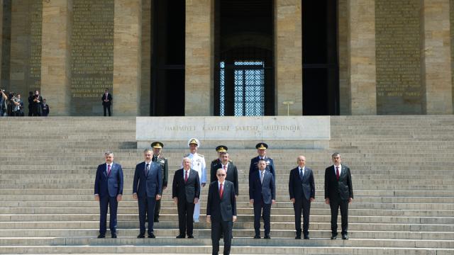 Cumhurbaşkanı Erdoğan başkanlığındaki YAŞ üyeleri Anıtkabir'i ziyaret etti
