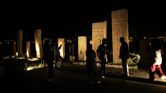 Selçuklu Meydan Mezarlığı geceleri de keşfediliyor