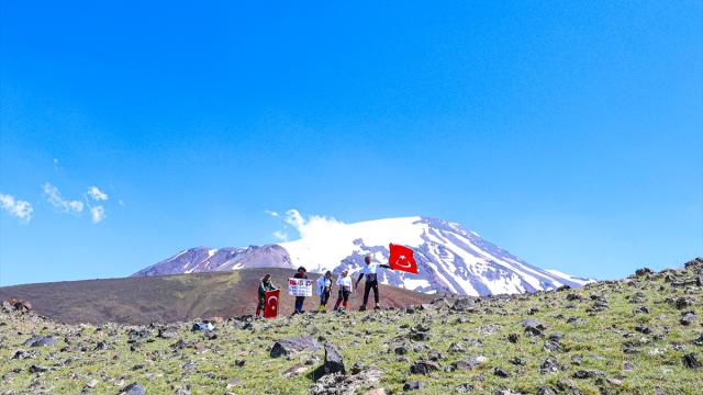 Iğdır 40 dereceyi görürken Ağrı Dağı'nda bahar hüküm sürüyor