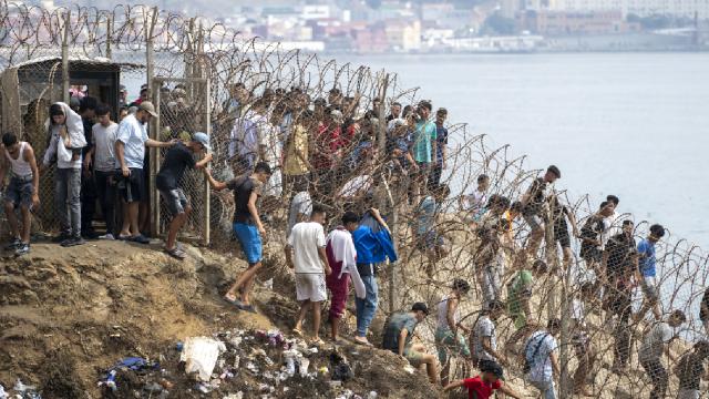 Fas'tan İspanya'ya geçen 53 bin düzensiz göçmen geri döndü haber görseli