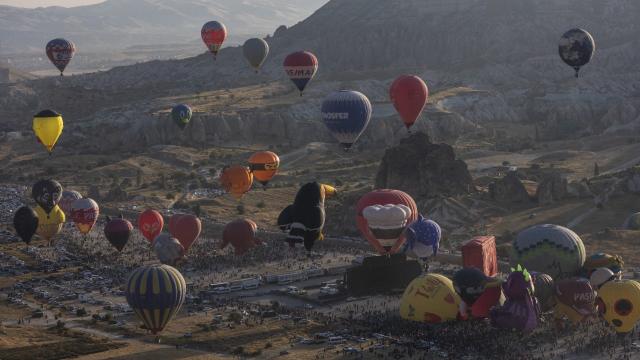 Kapadokya semaları figürlü balonlarla renklendi