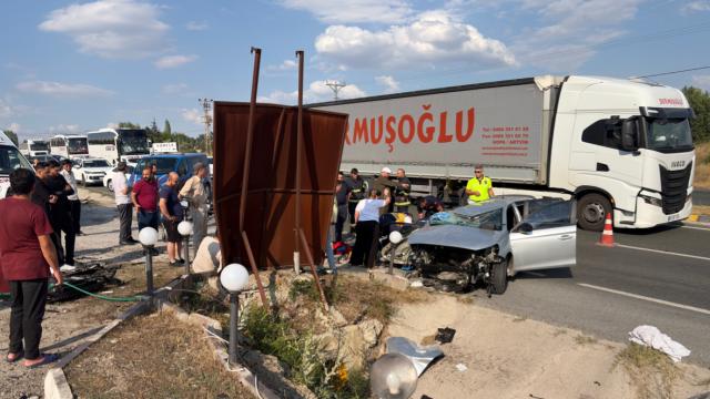 Menfeze çarpan otomobil devrildi: 2 ölü haber görseli