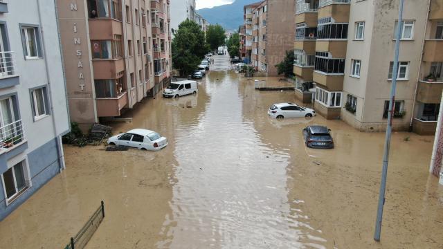 Kastamonu'da sağanak hayatı olumsuz etkiledi
