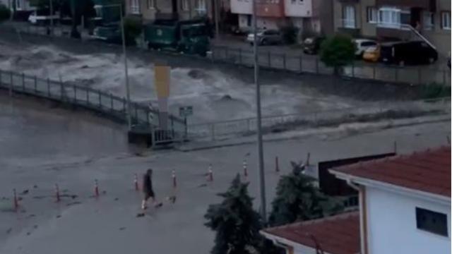 Kastamonu’da selin geliş anı kamerada