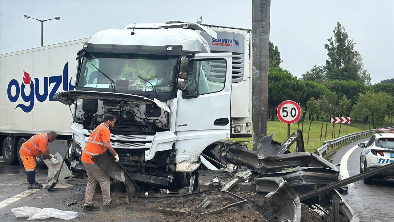 Pendik’te bariyerlere çarpan tır TEM trafiğini aksattı
