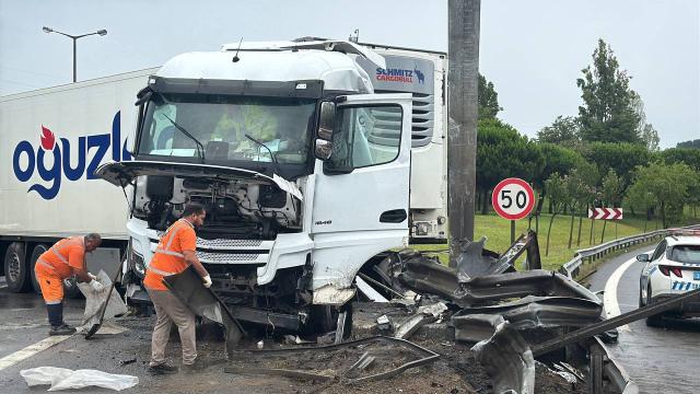 Pendik'te bariyerlere çarpan tır TEM trafiğini aksattı haber görseli