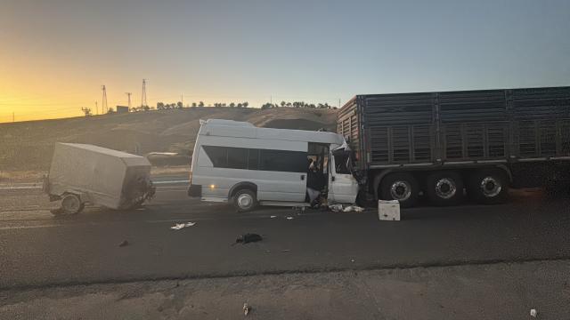 Malatya'da tarım işçilerini taşıyan minibüs tıra çarptı: 18 yaralı haber görseli