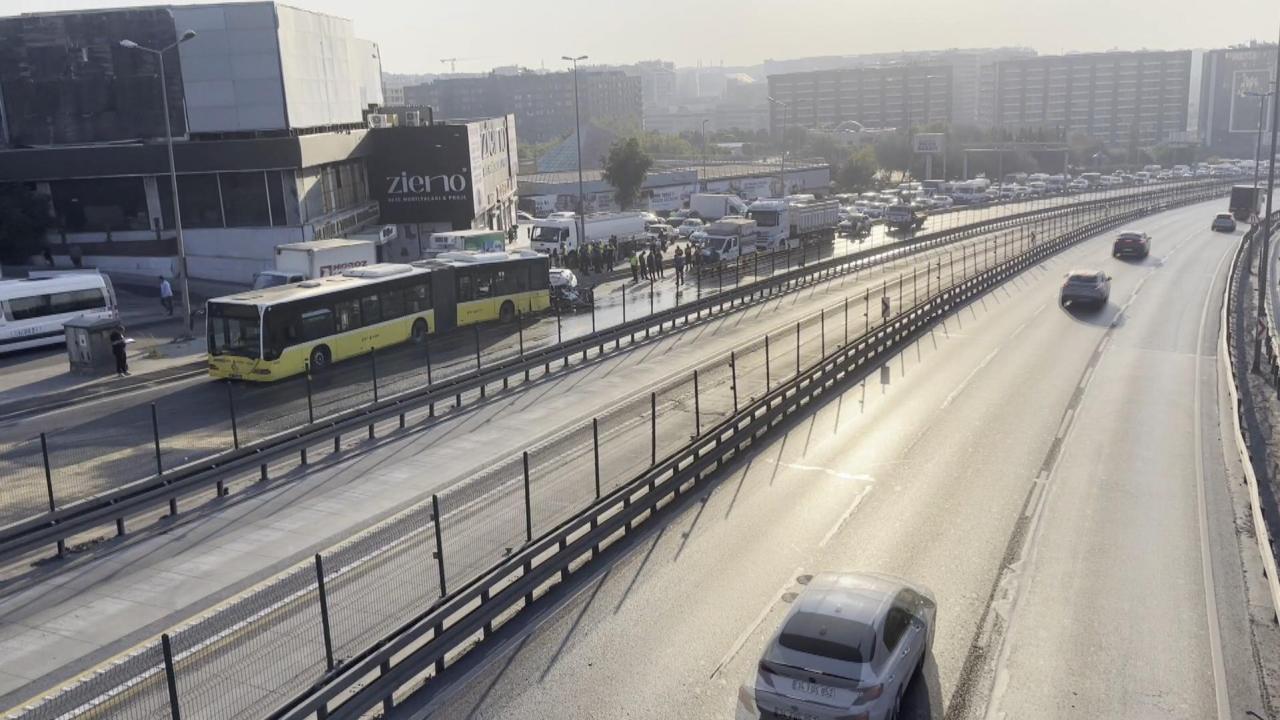Küçükçekmece D100’de otomobil, İETT otobüsüne çarptı: 3 ölü