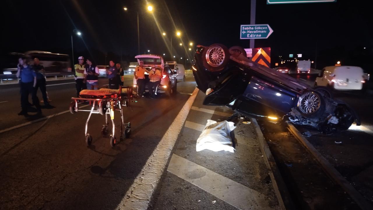 İstanbul’da minibüs ve bariyere çarpan otomobildeki sürücü öldü