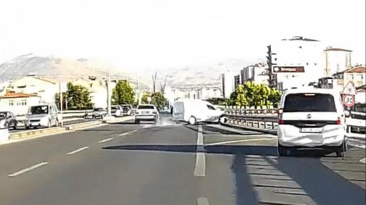 Kayseri'de hafif ticari araç bariyere çarptı: O anlar kamerada