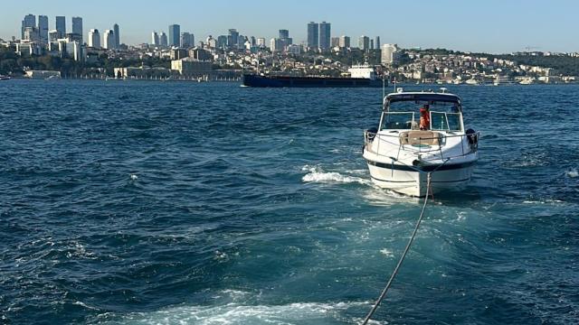 Kız Kulesi önlerinde sürüklenen tekne kurtarıldı haber görseli