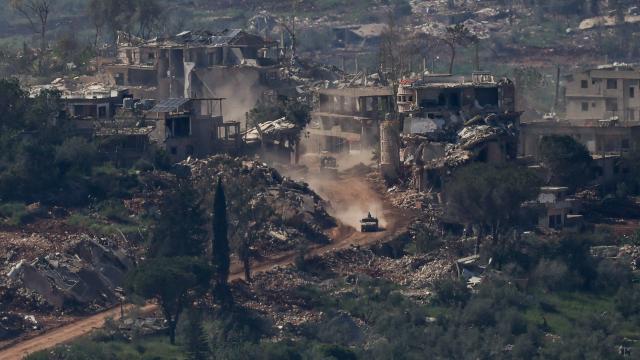 İşgalci İsrail ordusu, ateşkese rağmen Lübnan'ın güneyinde evleri iş makineleriyle yıktı haber görseli