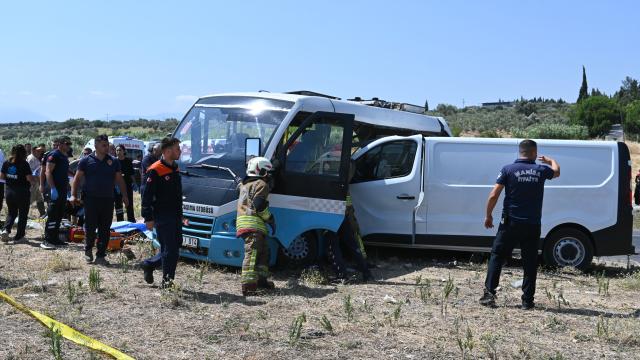 Manisa'da midibüsle panelvan çarpıştı: 1 ölü, 10 yaralı haber görseli