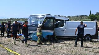 Manisa'da midibüsle panelvan çarpıştı: 1 ölü, 10 yaralı