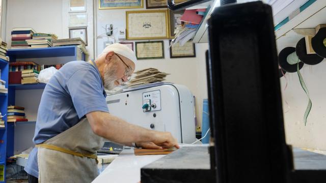 57 yıllık mücellit: Kur'anı Kerim ciltlemek bana huzur veriyor haber görseli