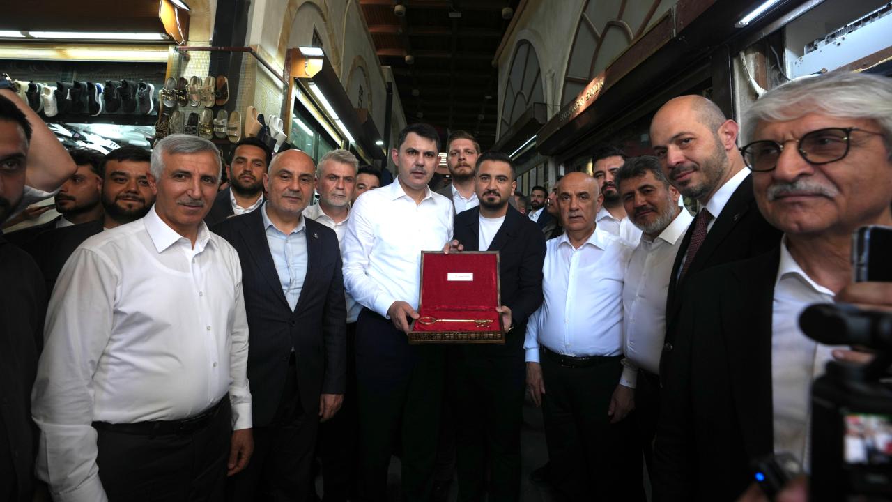Kapalıçarşı esnafı çarşının sembolik anahtarını Murat Kurum'a hediye etti