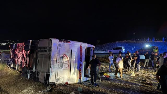 Kırıkkale'de otobüs devrildi: 40 kişi yaralandı haber görseli