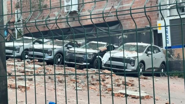 Kağıthane'de duvar çöktü: 12 sıfır kilometre araç hasar gördü haber görseli