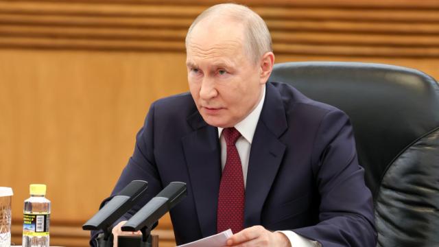 Putin, Rus gemilerine el koyma girişimlerine karşılık vermeyi emretti haber görseli
