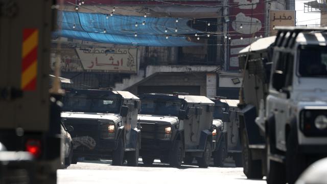 İşgalci İsrail askerleri, Kalendiya Mülteci Kampı'na baskın düzenledi haber görseli