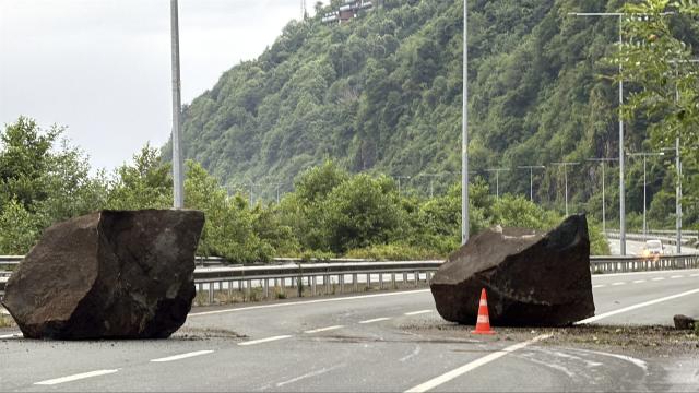 Rize'de yamaçtan kopan kaya parçaları yola düştü haber görseli