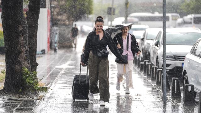 İstanbul sağanağa teslim: Alt geçitleri su bastı, trafik kilitlendi
