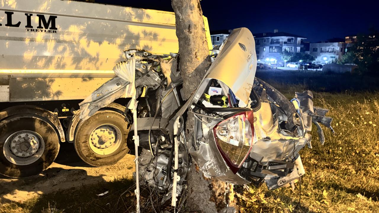 Sakarya’da ağaca çarpan otomobil ikiye ayrıldı