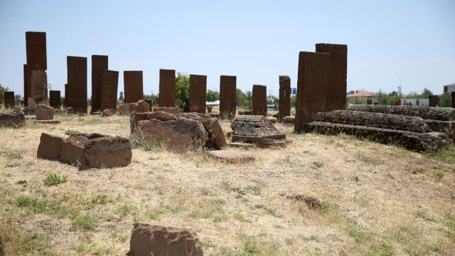 Ahlat'ta tarihi mirasa yeni keşif: 16 mezar gün yüzüne çıkarıldı