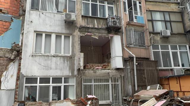 Deprem oldu zannetiler, odanın duvarı yıkıldı haber görseli