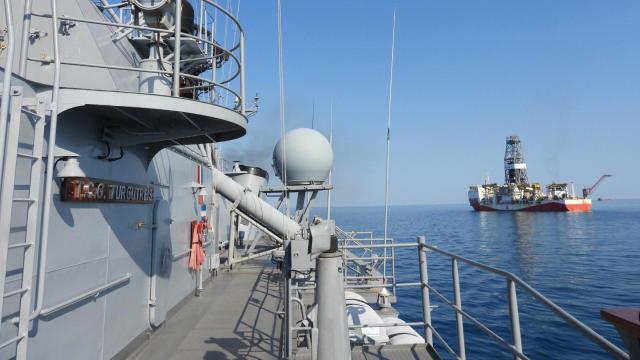 Sondaj gemilerimiz TCG Turgutreis'in korumasında haber görseli